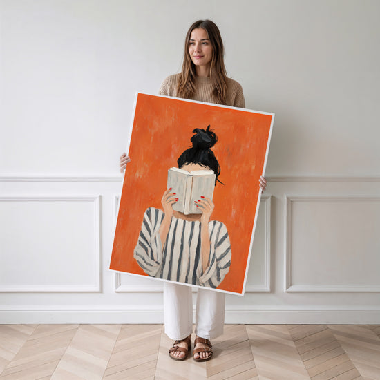 Poster femme lisant livre fond orange vif décoration murale entrée couloir moderne