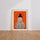 Poster femme lisant livre fond orange vif décoration salon moderne art contemporain — passe-partout blanc