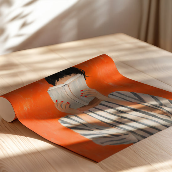 Poster femme lisant livre fond orange vif marinière vernis rouge art moderne déco murale