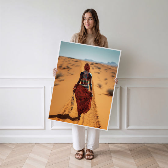 Poster Femme Nguni - Perles vives sur les dunes du désert — Vierge - poster-femme-debout