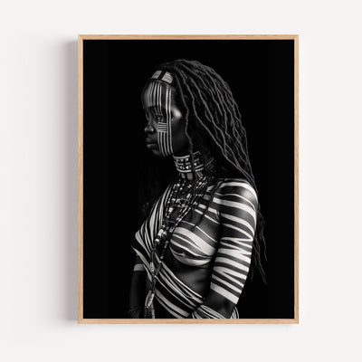 Poster Schwarze Frau – Tribal-Porträt in Schwarz-Weiß