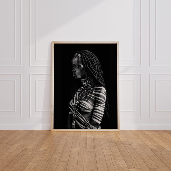 Poster Femme noire - Portrait tribal en noir et blanc — Vierge - living-room