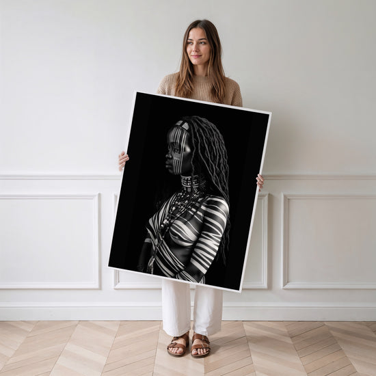 Poster Femme noire - Portrait tribal en noir et blanc — Vierge - poster-femme-debout