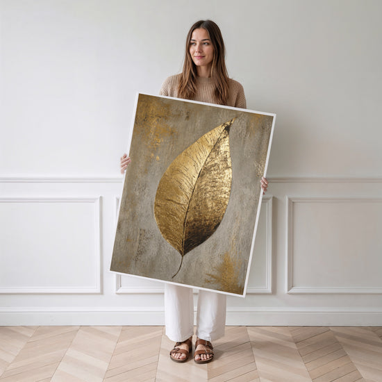 Poster Feuille d'or - Nature dorée sur gris patiné — Vierge - poster-femme-debout