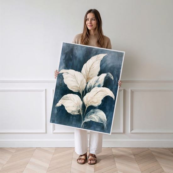 Poster Feuilles dorées - Élégance douce entre bleu nuit et or — Vierge - poster-femme-debout