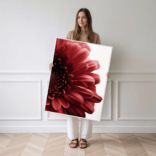 Poster Fleur rouge - Éclat passionné pour votre intérieur — Vierge - poster-femme-debout