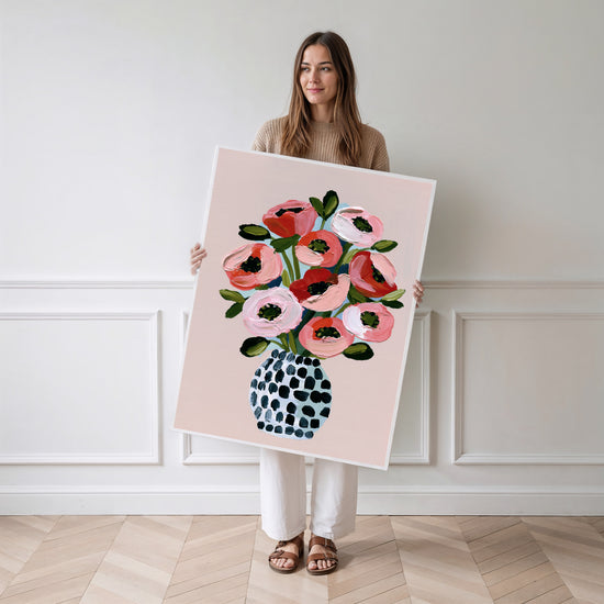 Blumen Poster Koralle & Rot – Fröhlicher Blumenstrauß — stehende Frau mit Poster