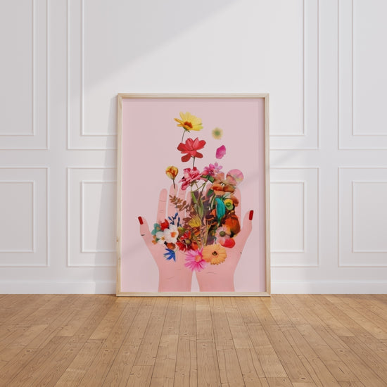 Poster Fleurs - Deux mains qui libèrent un envol coloré — Vierge - living-room