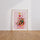 Poster Fleurs - Deux mains qui libèrent un envol coloré — Vierge - living-room — passe-partout blanc