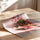 Poster Fleurs - Deux mains qui libèrent un envol coloré — Vierge - poster-enroullé — passe-partout blanc