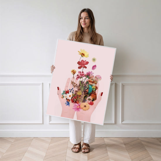 Poster Fleurs - Deux mains qui libèrent un envol coloré — Vierge - poster-femme-debout