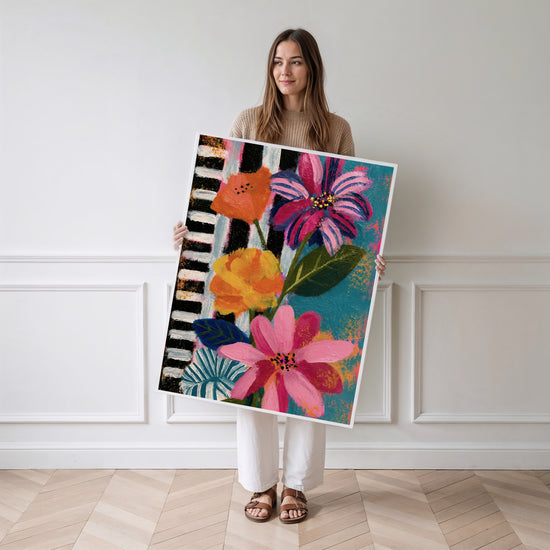 Póster de flores multicolores - Explosión alegre de colores vivos — mujer de pie con póster