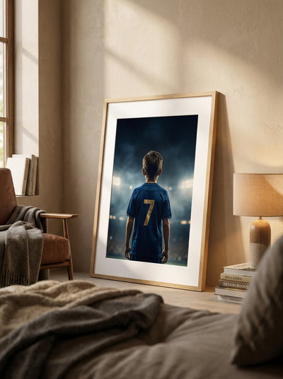 Poster de foot personnalisé encadré (cadre bois clair) posé dans un intérieur chaleureux