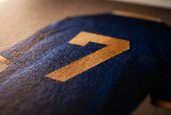 Gros plan sur le papier mat épais d'un poster de foot personnalisé, grain et impression nette