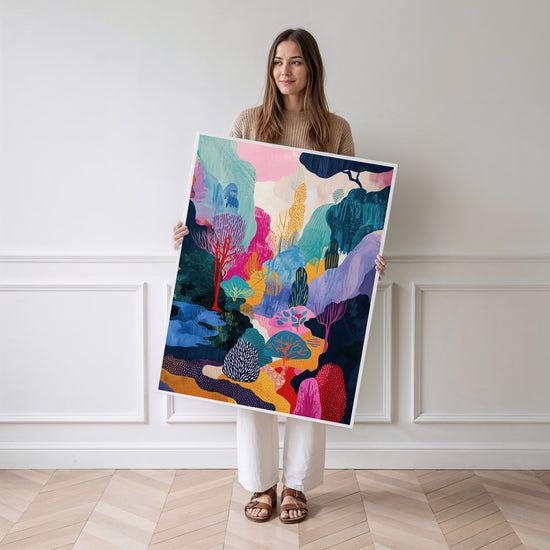 Poster Forêt fantastique - Bois enchanté aux mille couleurs — Vierge - poster-femme-debout