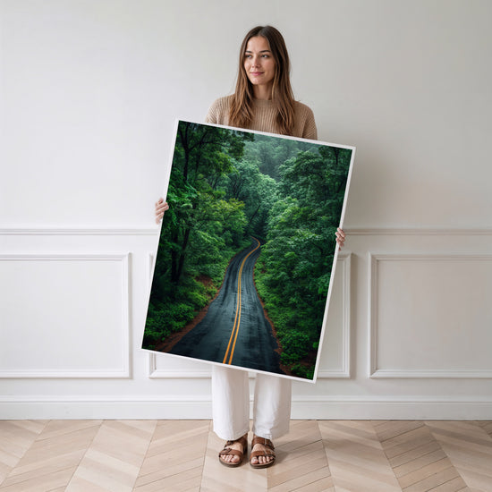 Poster Forêt - Sentier verdoyant et souffle de nature apaisante — Vierge - poster-femme-debout