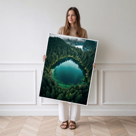 Poster Forêt verdoyante - Une échappée verte et apaisante — Vierge - poster-femme-debout