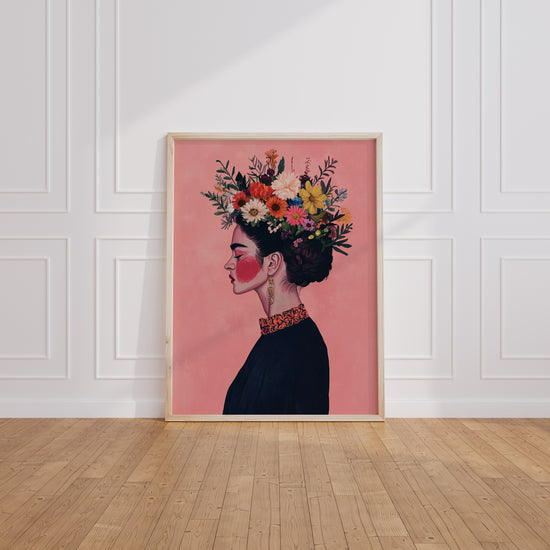 Poster Frida Kahlo - Fleurs sauvages et douceur rose — Vierge - living-room