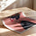 Poster Frida Kahlo - Fleurs sauvages et douceur rose — Vierge - poster-enroullé — passe-partout blanc