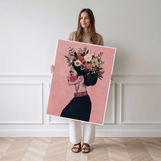 Poster Frida Kahlo - Fleurs sauvages et douceur rose — Vierge - poster-femme-debout