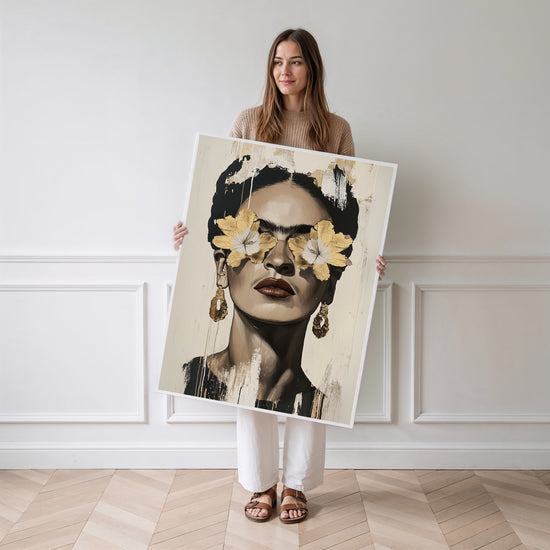 Poster Frida Kahlo - Lumière dorée et présence envoûtante — Vierge - poster-femme-debout