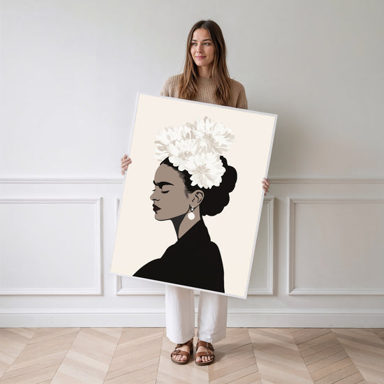 Frida-Kahlo Poster – minimalistisches Schwarz-Weiß-Porträt — ohne Rahmen – Frau hält Poster