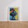 Poster Frida Kahlo - Portrait vibrant entre bleu profond et jaune solaire — Vierge - living-room — passe-partout blanc
