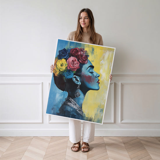 Poster Frida Kahlo - Portrait vibrant entre bleu profond et jaune solaire — Vierge - poster-femme-debout
