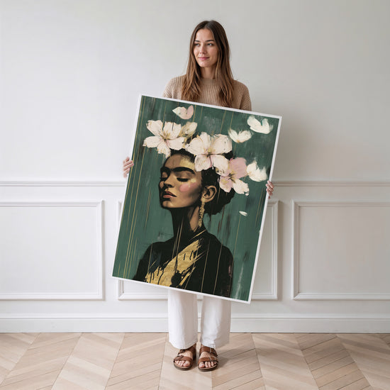 Poster Frida Kahlo - Sérénité fleurie et reflets dorés — Vierge - poster-femme-debout