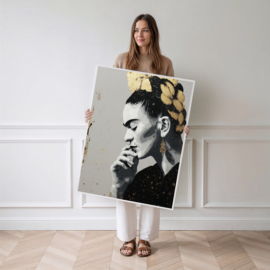 Poster Frida Kahlo - Street art noir, blanc et or plein de caractère — Vierge - poster-femme-debout