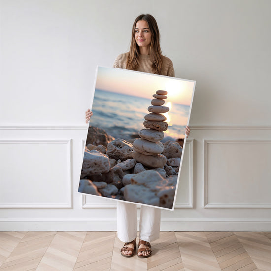 Poster Galets zen - Douceur d'un crépuscule au bord de mer — Vierge - poster-femme-debout