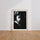 Poster Geisha noir et blanc - Une présence forte et silencieuse — Vierge - living-room — passe-partout blanc