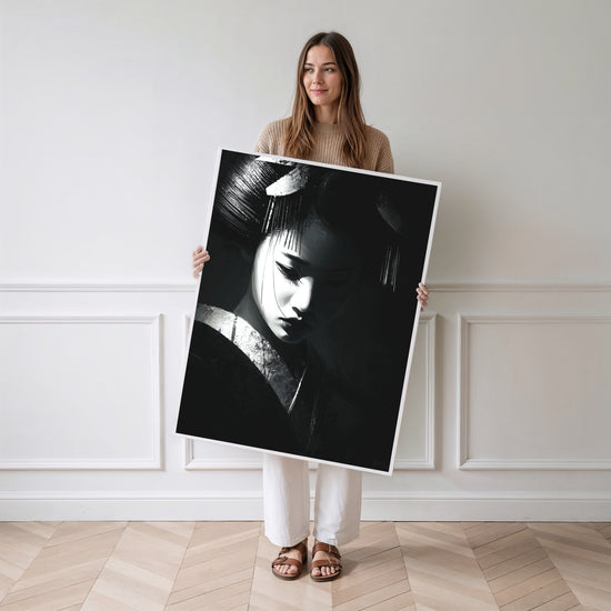 Poster Geisha noir et blanc - Une présence forte et silencieuse — Vierge - poster-femme-debout