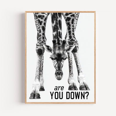 Poster Giraffe kopfüber – Schwarz-Weiß, grafisch und provokant – Produktansicht