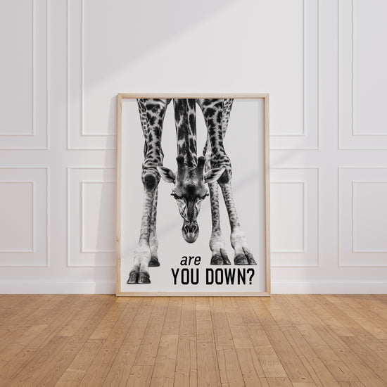 Poster Girafe tête en bas - Noir et blanc graphique et provocant — Vierge - living-room