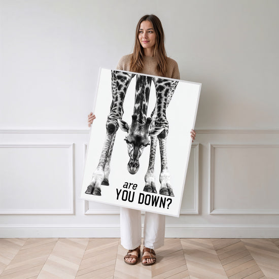 Poster Girafe tête en bas - Noir et blanc graphique et provocant — Vierge - poster-femme-debout