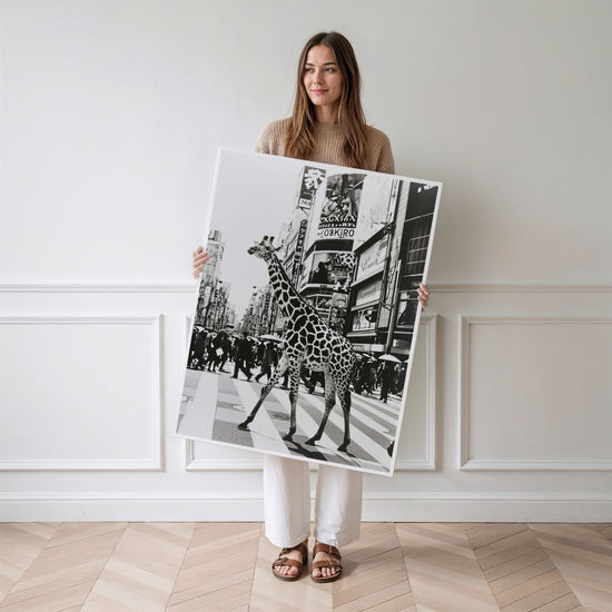 Poster Girafe urbaine - Rencontre insolite en noir et blanc — Vierge - poster-femme-debout