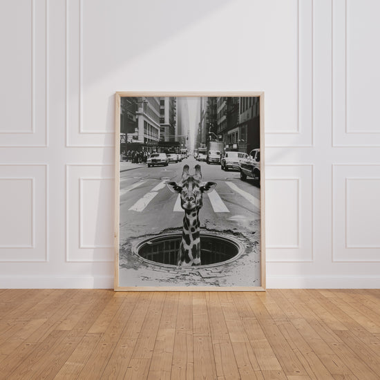 Poster Girafe urbaine - Surprise pop dans un New York vintage — Vierge - living-room