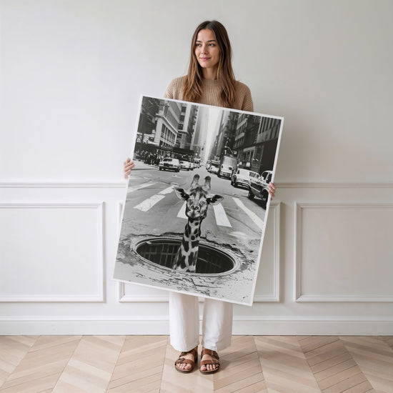 Poster Girafe urbaine - Surprise pop dans un New York vintage — Vierge - poster-femme-debout