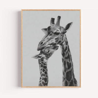 Schwarz-weißes Giraffen-Poster – zärtliche Umarmung von Mutter & Baby