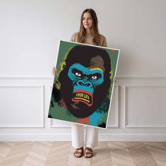 Poster Gorille street art - Regard urbain et dents en or — Vierge - poster-femme-debout