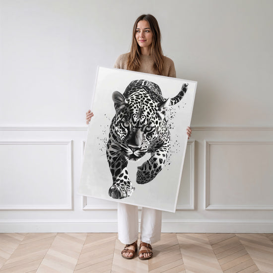 Poster Guépard en course - L'élégance sauvage en noir et blanc — Vierge - poster-femme-debout