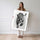 Poster Guépard en course - L'élégance sauvage en noir et blanc — Vierge - poster-femme-debout — passe-partout blanc