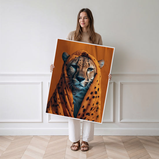 Poster Guépard - Regard fauve sur fond orange audacieux — Vierge - poster-femme-debout