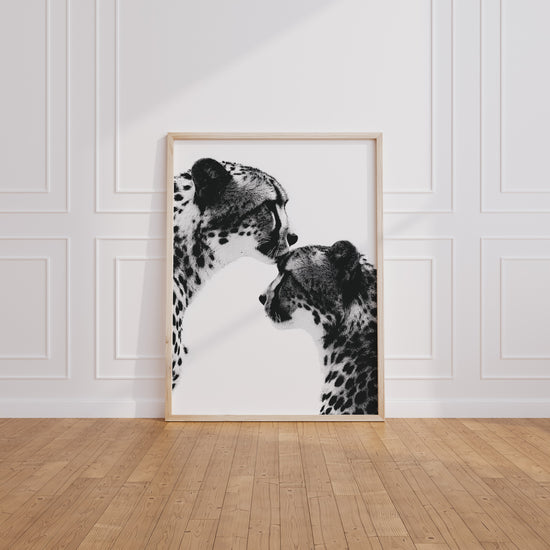 Poster Guépards mère et petit - Tendresse sauvage en noir et blanc — Vierge - living-room