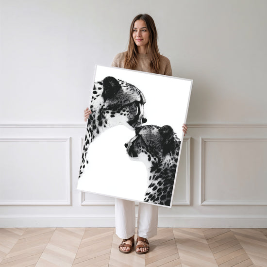 Poster Guépards mère et petit - Tendresse sauvage en noir et blanc — Vierge - poster-femme-debout