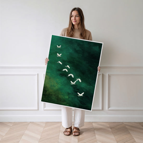 Poster Hérons blancs - Envol paisible sur une eau émeraude — Vierge - poster-femme-debout