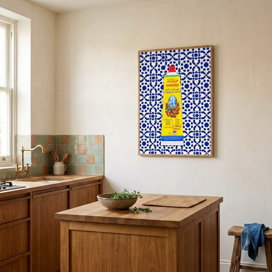 Poster Harissa - Pop méditerranéen sur carreaux bleus — Décor sur-mesure (IA)