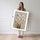 Poster Herbe des pampas - Douceur beige et sérénité naturelle — Vierge - poster-femme-debout — passe-partout blanc