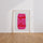 Poster Hubb et Salam - Calligraphie arabe fuchsia éclatante — Vierge - living-room — passe-partout blanc
